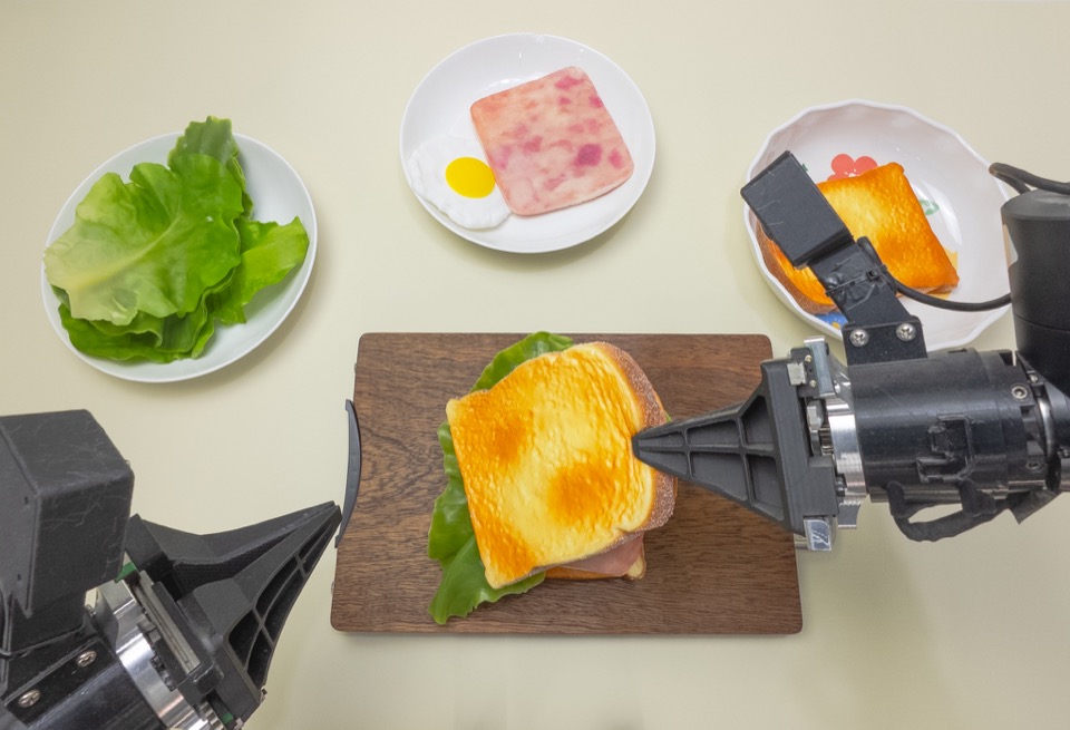 Assemble a sandwich, robot execution frame 3
