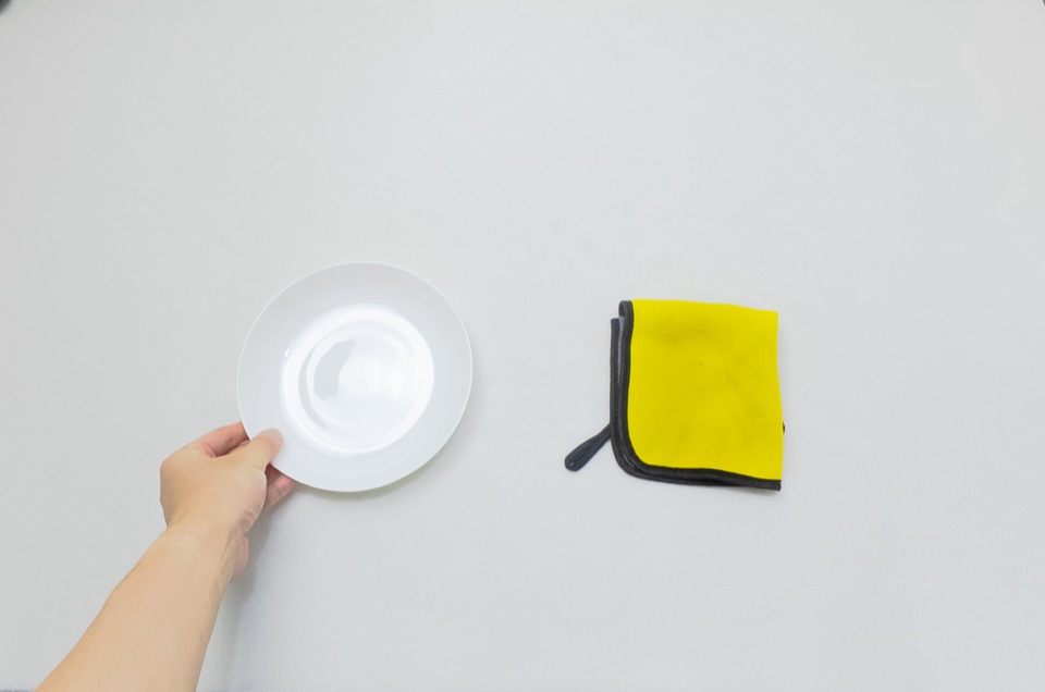 Wipe a plate with a cloth, human demonstration frame 1