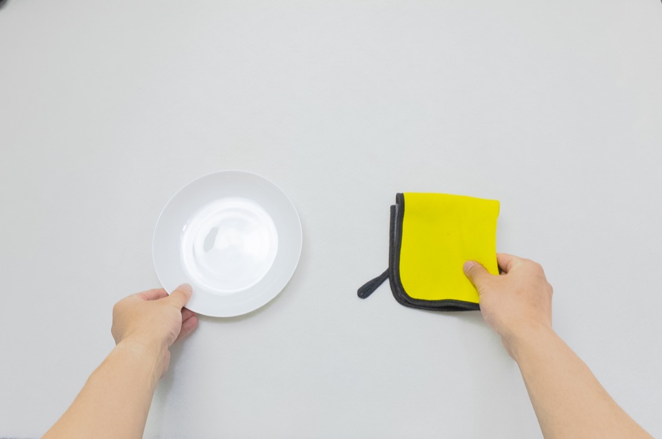Wipe a plate with a cloth, human demonstration frame 2