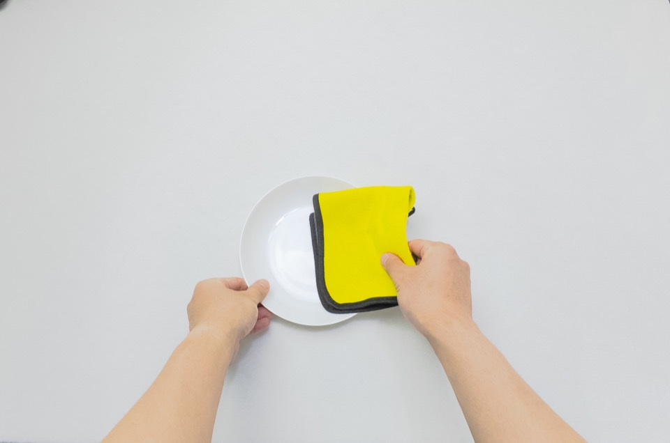Wipe a plate with a cloth, human demonstration frame 3