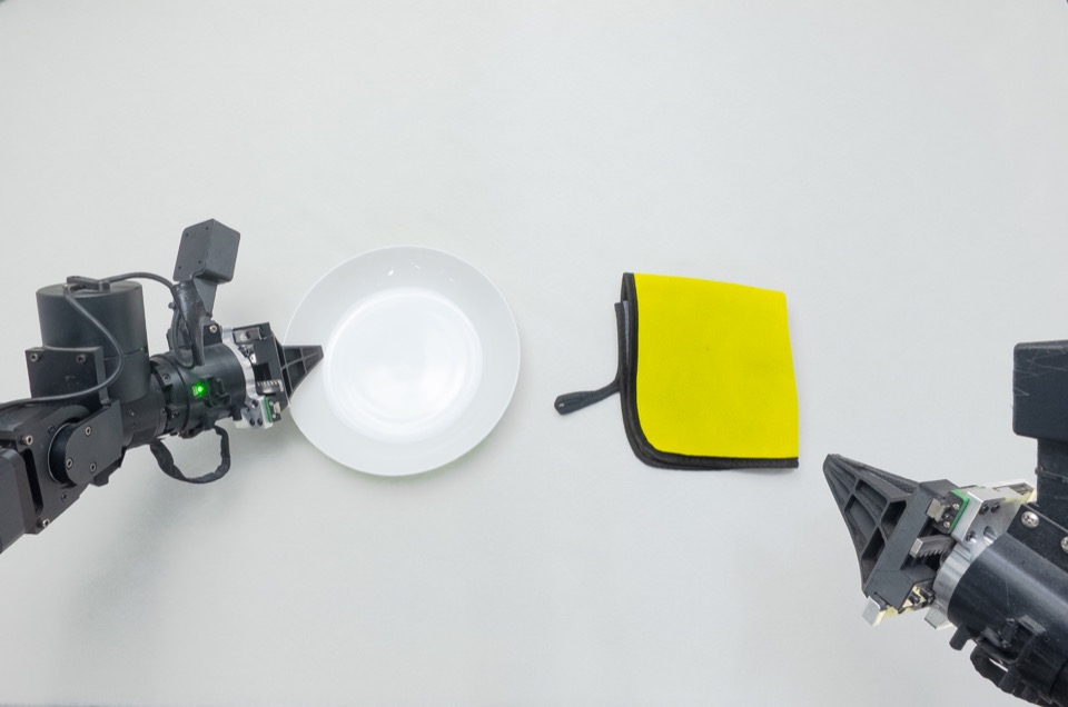 Wipe a plate with a cloth, robot execution frame 1