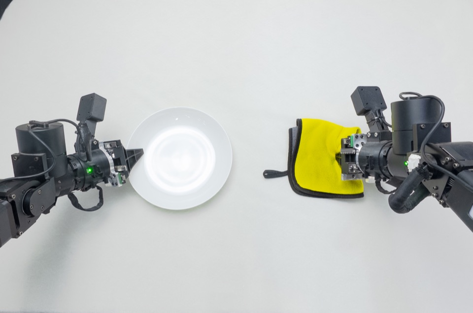 Wipe a plate with a cloth, robot execution frame 2