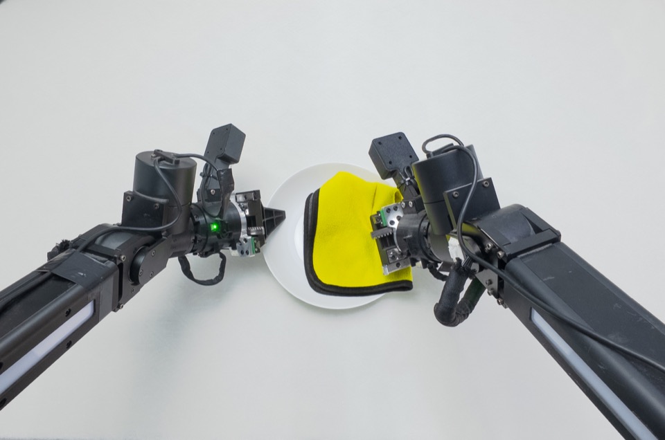 Wipe a plate with a cloth, robot execution frame 3